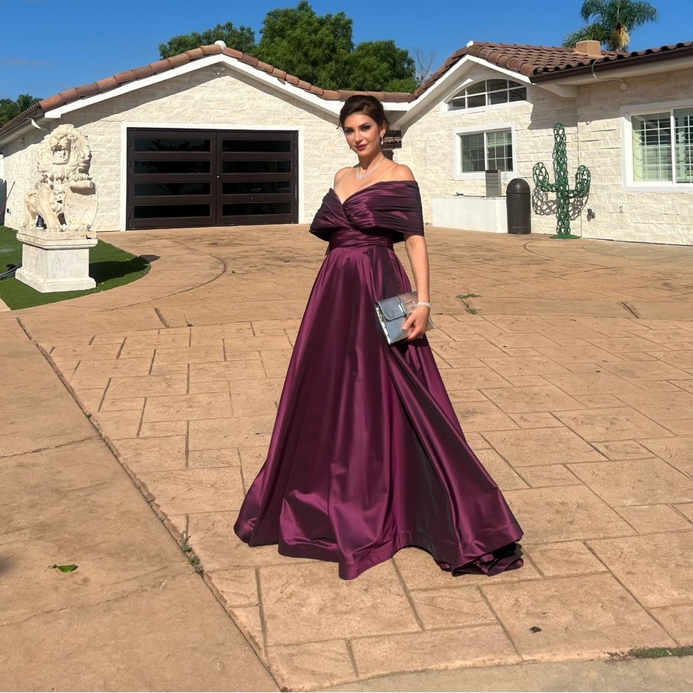 Gorgeous Night Dress elegant in excellent condition.